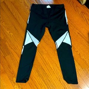 Black and white fabletics leggings